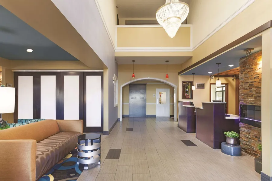 La Quinta Inn & Suites by Wyndham Elizabethtown hotel detail image 2