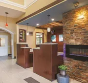 La Quinta Inn & Suites by Wyndham Elizabethtown hotel detail image 3