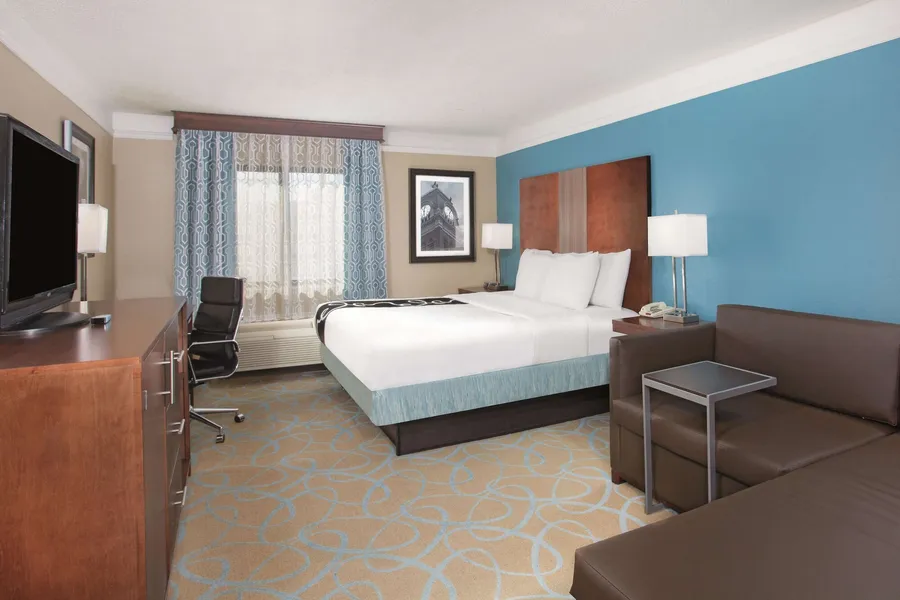 La Quinta Inn & Suites by Wyndham Elizabethtown hotel detail image 6