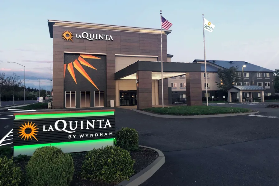 La Quinta Inn & Suites by Wyndham Springfield hotel detail image 2