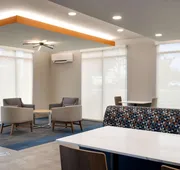La Quinta Inn & Suites by Wyndham Springfield hotel detail image 5