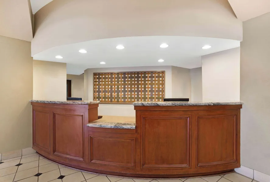 La Quinta Inn & Suites by Wyndham New Haven hotel detail image 2
