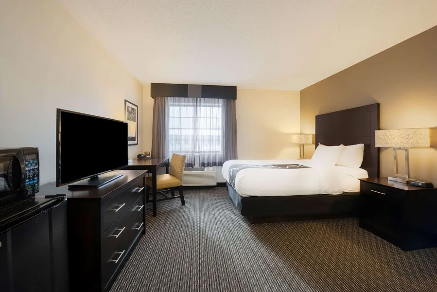 La Quinta Inn & Suites by Wyndham Cleveland Macedonia hotel detail image 6