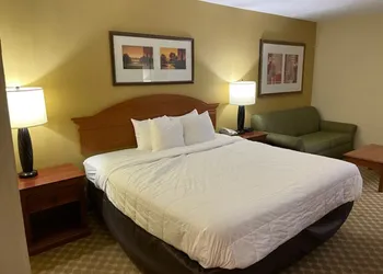 Quality Inn & Suites hotel thumbnail 4