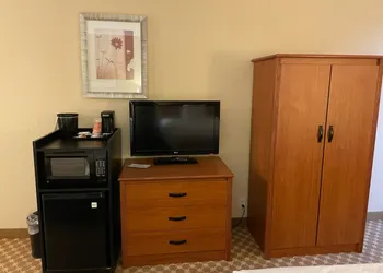 Quality Inn & Suites hotel thumbnail 8