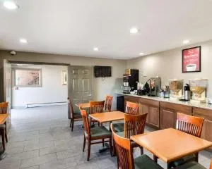Econo Lodge Inn & Suites hotel thumbnail 6