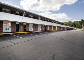 Econo Lodge Inn & Suites hotel thumbnail 2