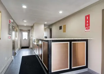Econo Lodge Inn & Suites hotel thumbnail 3