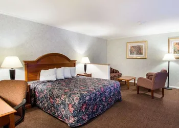 Econo Lodge Inn & Suites hotel thumbnail 5