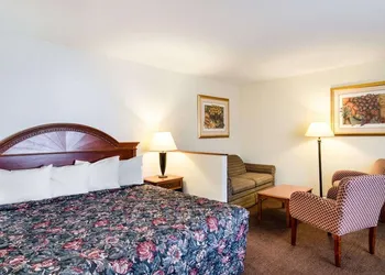 Econo Lodge Inn & Suites hotel thumbnail 6