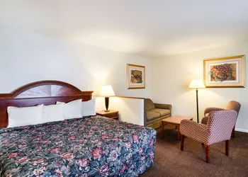Econo Lodge Inn & Suites hotel thumbnail 7