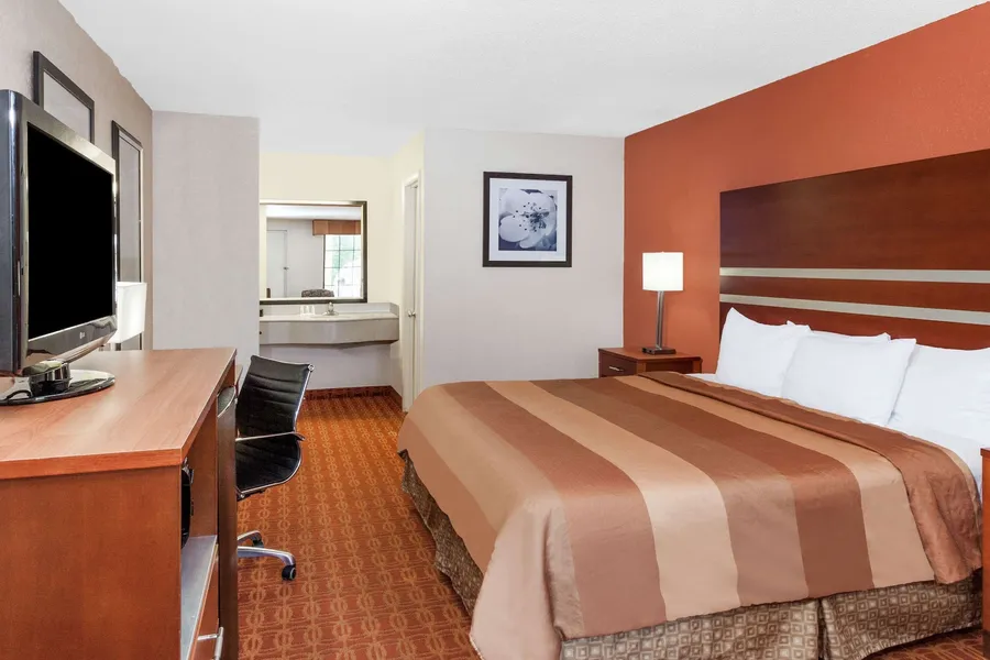 Days Inn by Wyndham Dalton hotel detail image 6