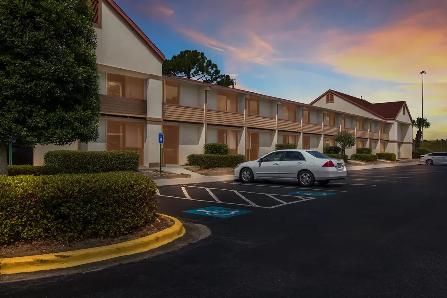 Red Roof Inn & Suites Brunswick I-95 hotel detail image 6