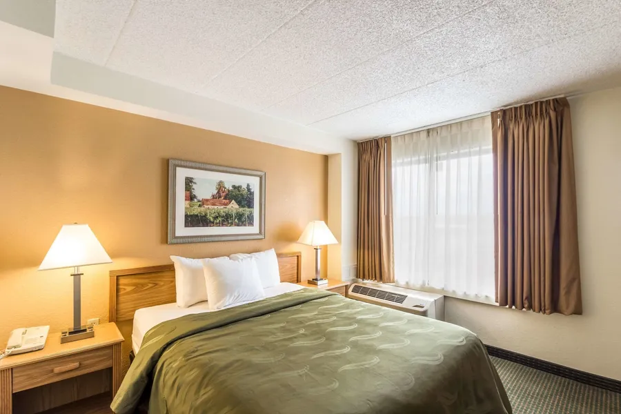 Quality Suites Milwaukee Airport hotel detail image 6
