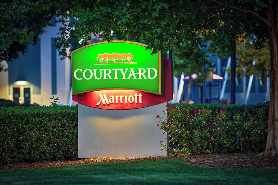 Courtyard by Marriott Hampton hotel detail image 2
