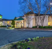 HomeTowne Studios by Red Roof Atlanta – Peachtree Corners hotel detail image 4