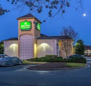 HomeTowne Studios by Red Roof Atlanta – Peachtree Corners hotel detail image 5