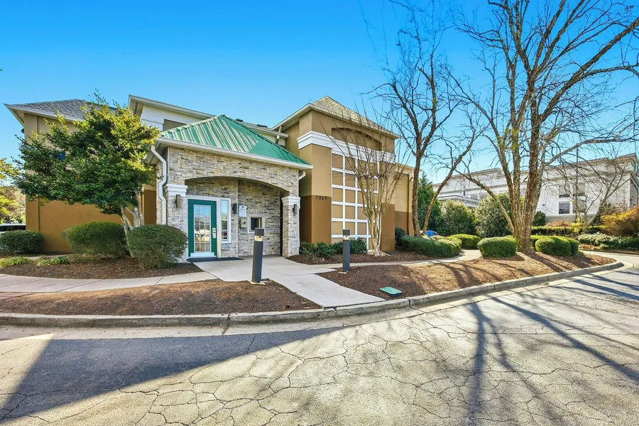 HomeTowne Studios by Red Roof Atlanta – Peachtree Corners hotel detail image 6