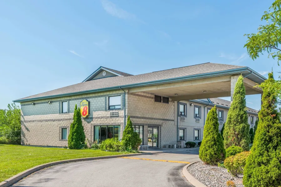 Super 8 by Wyndham Ambassador Bridge Windsor ON hotel detail image 2