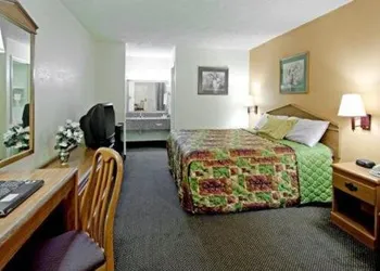 Rodeway Inn Canton I-55 hotel thumbnail 3