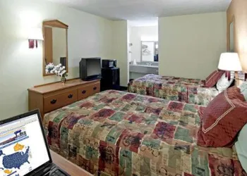 Rodeway Inn Canton I-55 hotel thumbnail 4