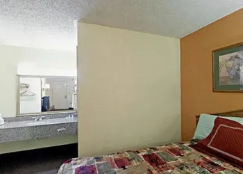 Rodeway Inn Canton I-55 hotel thumbnail 5