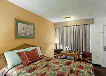 Rodeway Inn Canton I-55 hotel thumbnail 6