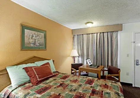 Rodeway Inn Canton I-55 hotel detail image 6