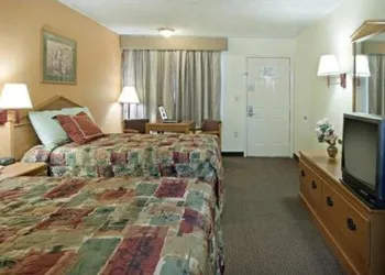 Rodeway Inn Canton I-55 hotel thumbnail 8
