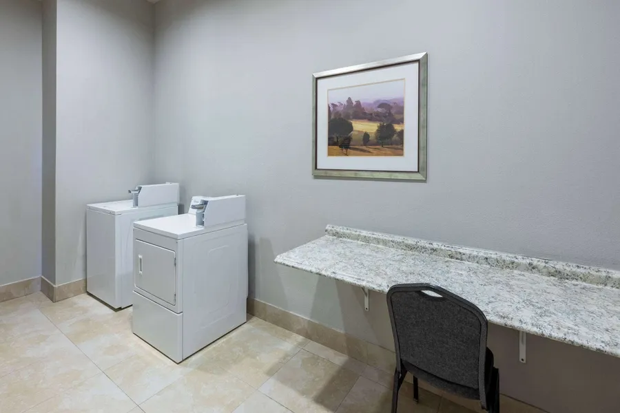 La Quinta Inn & Suites by Wyndham Fort Worth - Lake Worth hotel detail image 6