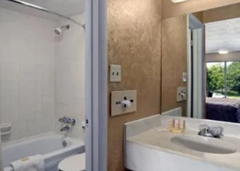 Days Inn by Wyndham Roanoke Civic Center hotel thumbnail 5