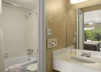 Days Inn by Wyndham Roanoke Civic Center hotel thumbnail 6