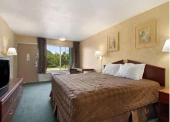 Days Inn by Wyndham Roanoke Civic Center hotel thumbnail 7