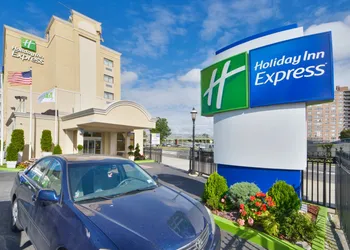 Holiday Inn Express LaGuardia Airport By IHG hotel thumbnail 3