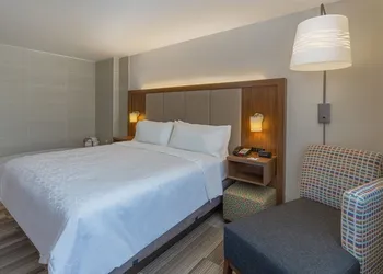 Holiday Inn Express LaGuardia Airport By IHG hotel thumbnail 8