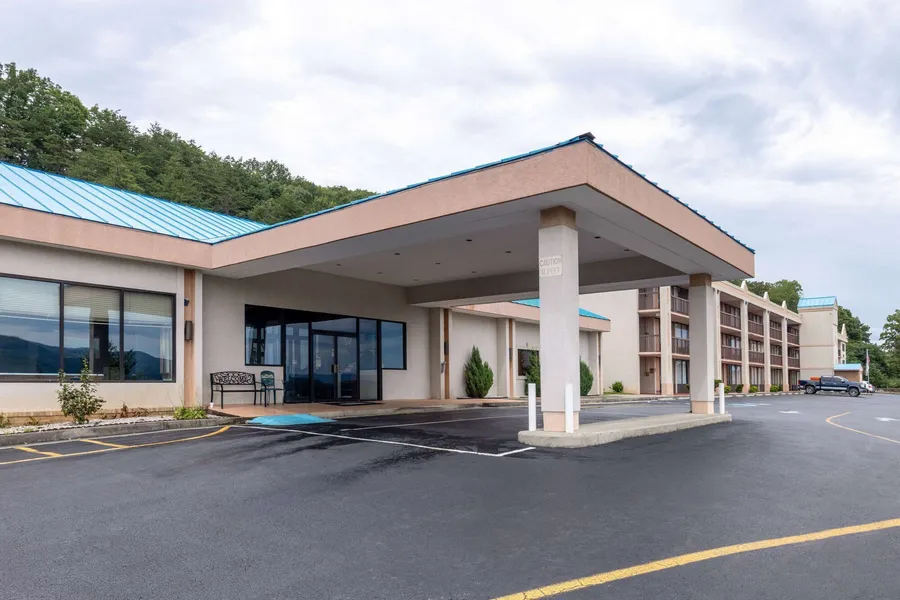 Howard Johnson Hotel & Conference Center by Wyndham Salem hotel detail image 2