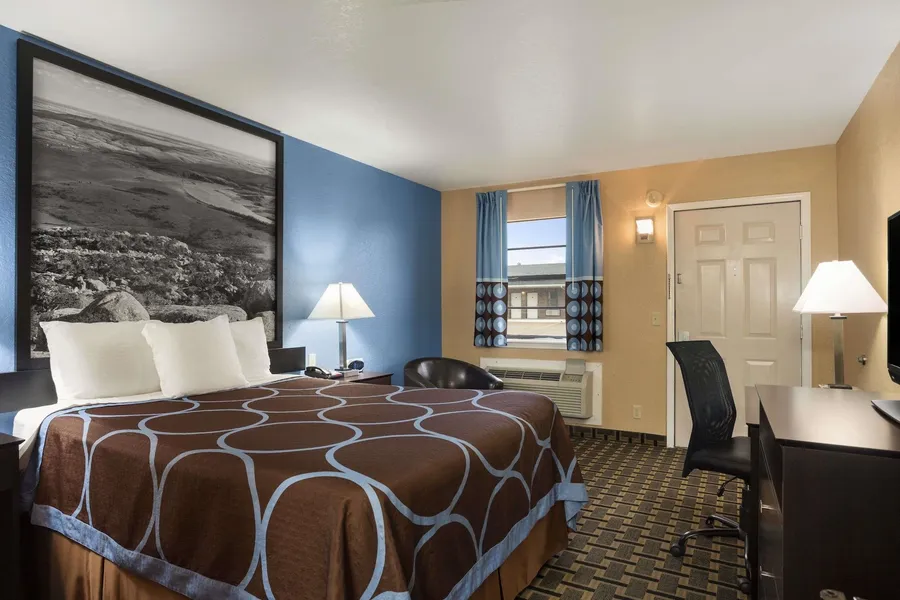Super 8 by Wyndham Henryetta hotel detail image 6
