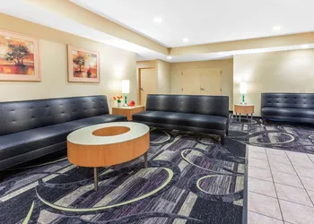 La Quinta by Wyndham Fort Lauderdale Pompano Beach hotel thumbnail 2