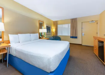 La Quinta by Wyndham Fort Lauderdale Pompano Beach hotel thumbnail 8