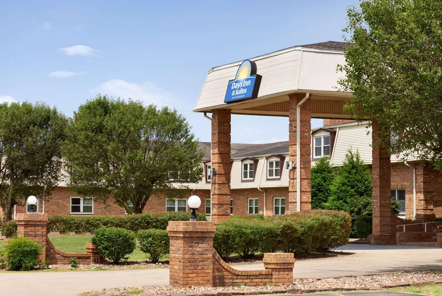 Days Inn and Suites by Wyndham Sikeston hotel detail image 2