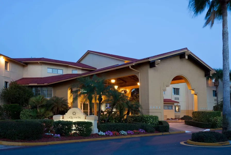 La Quinta Inn & Suites by Wyndham St. Pete-Clearwater Airpt hotel detail image 2