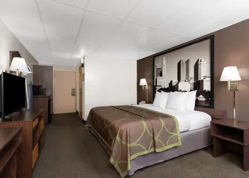 Super 8 by Wyndham Columbus hotel thumbnail 3