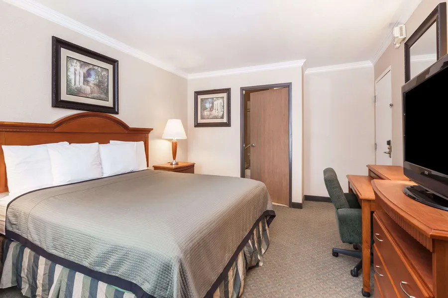 Travelodge by Wyndham Sylmar CA hotel detail image 2