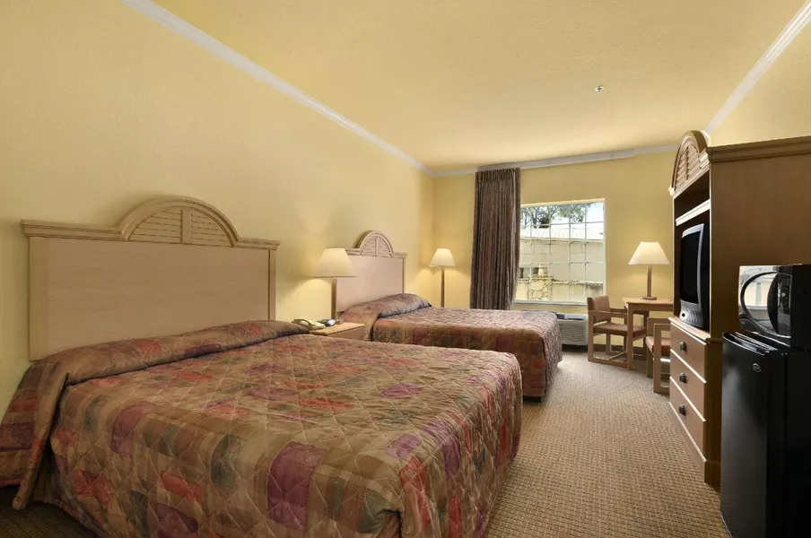 Super 8 by Wyndham San Antonio/Alamodome Area hotel detail image 2