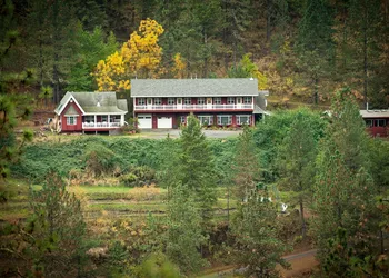 Hearthstone Elegant Lodge by the River hotel thumbnail 2