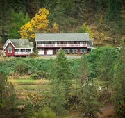 Hearthstone Elegant Lodge by the River hotel detail image 4
