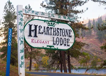 Hearthstone Elegant Lodge by the River hotel thumbnail 5