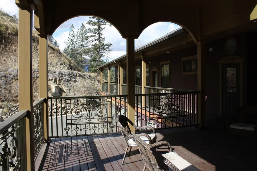 Hearthstone Elegant Lodge by the River hotel detail image 6