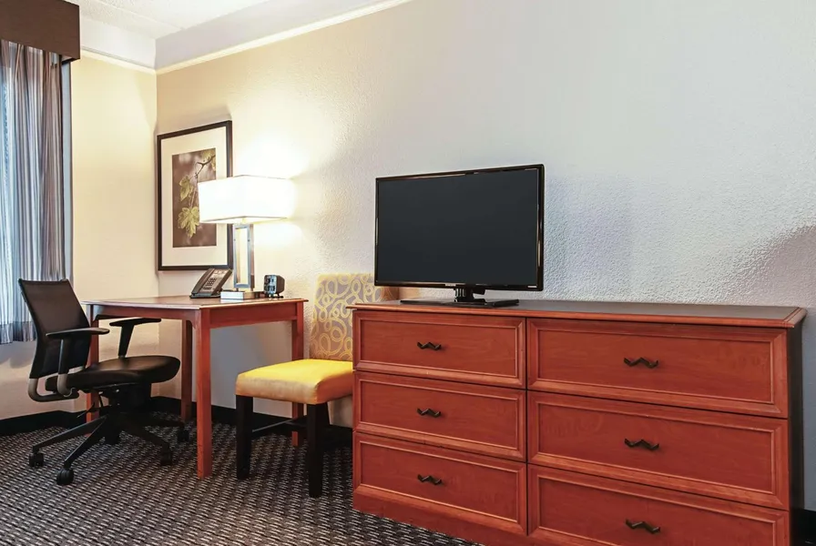 La Quinta Inn & Suites by Wyndham Ontario Airport hotel detail image 2