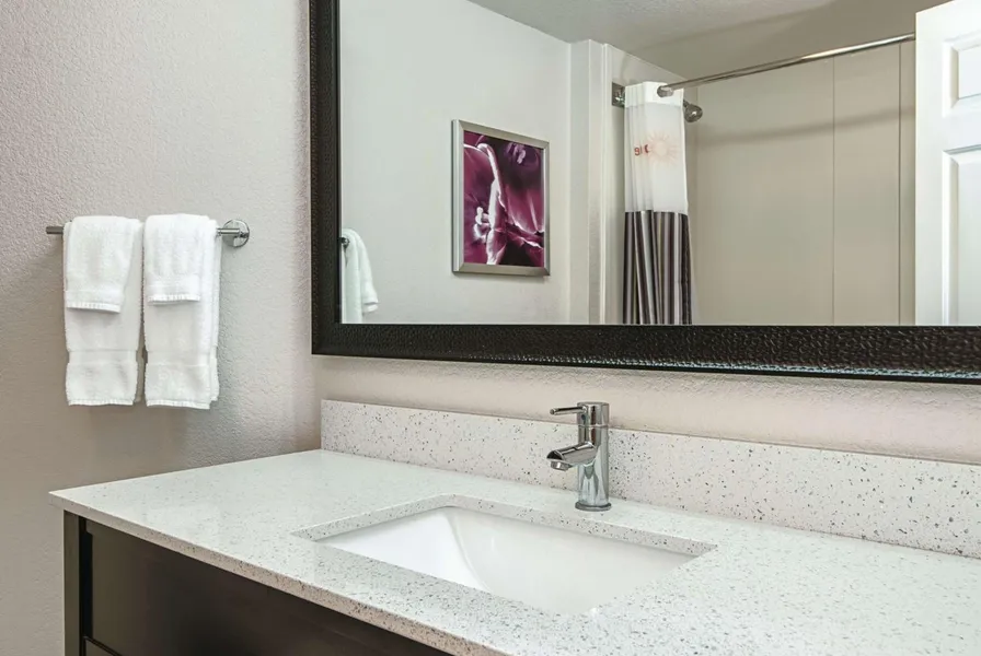 La Quinta Inn & Suites by Wyndham Ontario Airport hotel detail image 6
